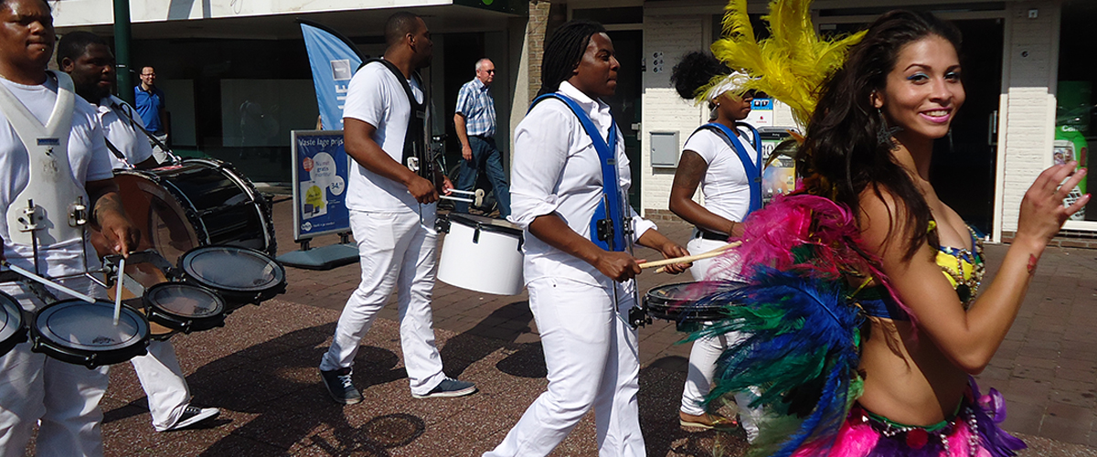 Caribische Band met leuke danseressen